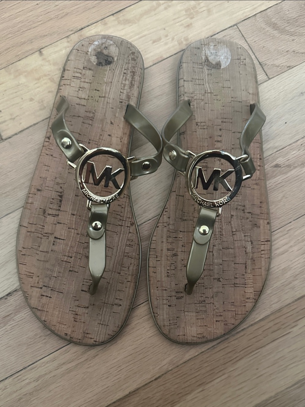 Michael Kors Women’s Size 8 MK charm Gold